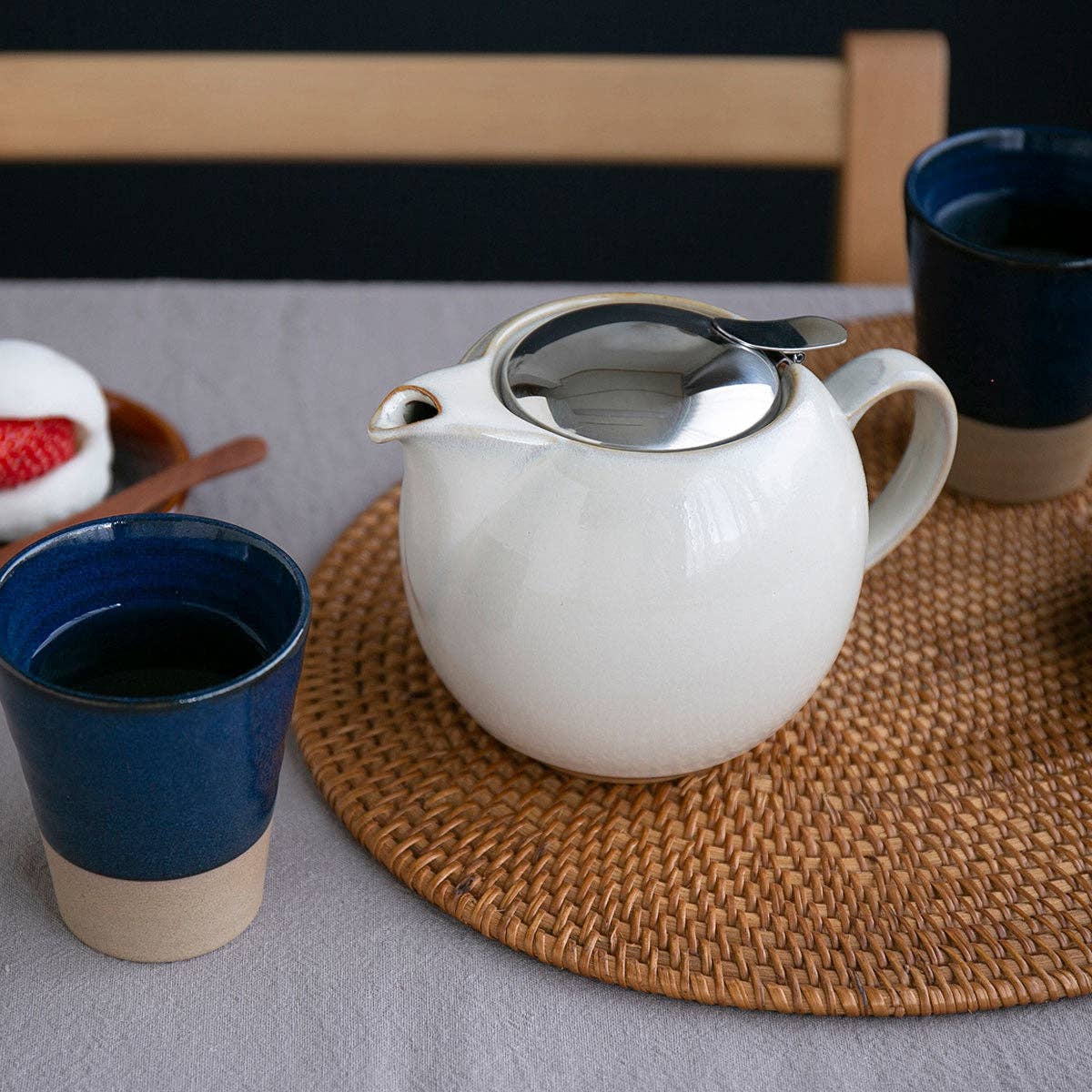 Beehouse ceramic round teapot (24 oz) - Natural White -